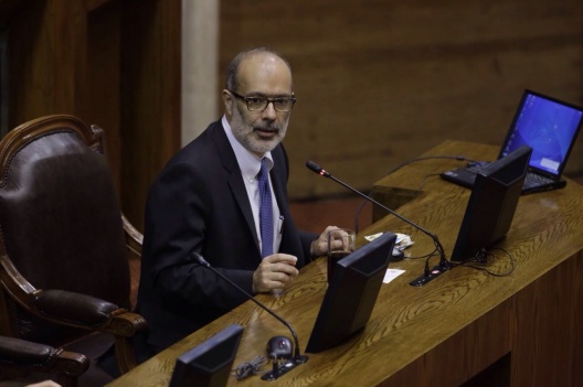 Ministro de Hacienda aborda el proyecto de ley de medios de pago en la Sala de la Cámara de Diputados.