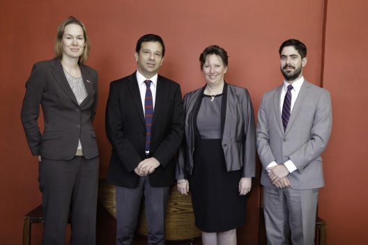 Subsecretario de Hacienda, Alejandro Micco, junto a la embajadora del Reino Unido en Chile, Fiona Clouder.