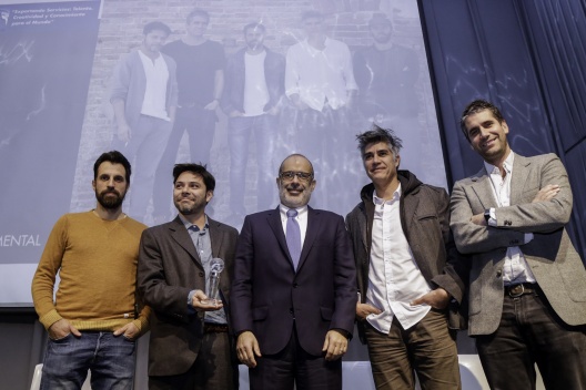 6 de julio: Ministro de Hacienda junto al arquitecto Alejandro Aravena en el seminario   “Exportando servicios: talento, creatividad y conocimiento para el mundo” organizado por el   Ministerio de Hacienda, Sociedad Fomento Fabril (Sofofa) y Cámara de Comercio de Santiago.