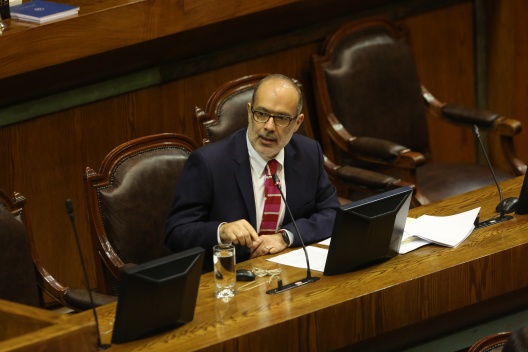 Ministro de Hacienda aborda el proyecto que perfecciona el sistema de Alta Dirección Pública en la Sala de la Cámara de Diputados.