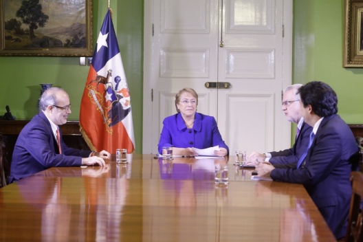 Ministros de Hacienda y Energía informan a la Presidenta de la República sobre el resultado de la licitación eléctrica.