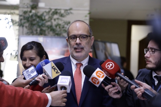 Ministro Valdés conversa con medios de comunicación tras despacho a ley de proyecto de productividad en la Cámara de Diputados.