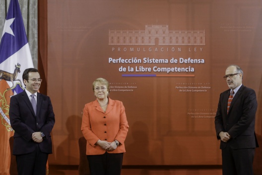 Ministro Valdés participa en promulgación de la Ley que Perfecciona el Sistema de Defensa de la Libre Competencia.