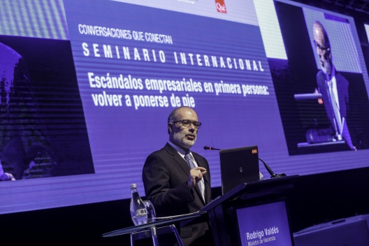 Ministro Valdés expone en seminario sobre sobre escándalos empresariales organizado por Generación Empresarial.