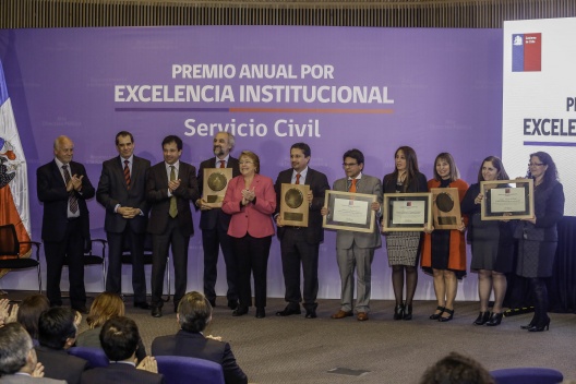 Subsecretario de Hacienda acompaña a la Presidenta en la entrega del Premio de Excelencia Institucional del Servicio Civil.