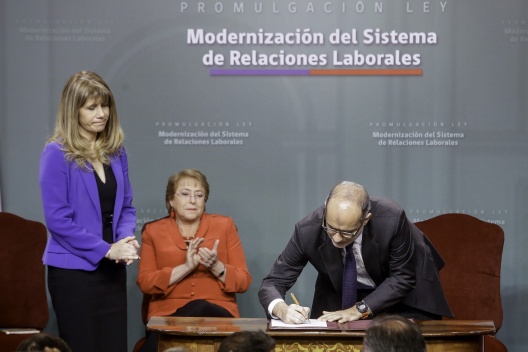 29 de agosto: Ministro de Hacienda, junto a la Presidenta de la República y la ministra del   Trabajo, estampan su firma en la promulgación de la Ley N° 20.940 que moderniza relaciones   laborales.