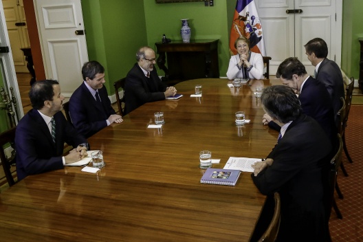 Ministro Valdés junto a la Presidenta en reunión con el Banco Central por sistema de pensiones.