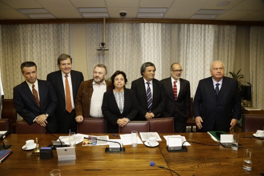 Ministros de Hacienda y Minería, junto al presidente del directorio de Codelco, asisten a Comisión de Hacienda de la Cámara de Diputados.