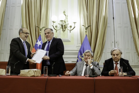 30 de septiembre: Ministro Valdés y director de Presupuestos entregan proyecto de Presupuesto 2017 a presidente de la Cámara de Diputados, Osvaldo Andrade.
