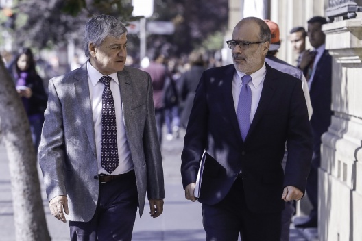 30 de septiembre: Ministro de Hacienda, Rodrigo Valdés, junto al director de Presupuestos, Sergio Granados, caminan en dirección al ex Congreso para hacer entrega del proyecto de ley de Presupuestos 2017.