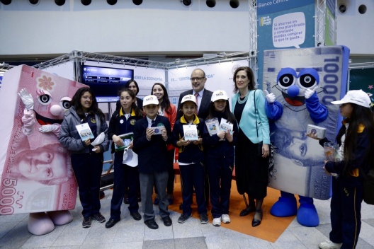 El ministro Rodrigo Valdés inauguró hoy la III Feria de Educación Financiera