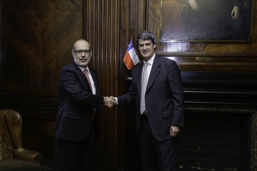 Ministros de Hacienda de Chile, Rodrigo Valdés, y Argentina, Alfonso Prat-Gay, se reunieron para abordar integración económica entre ambos países.