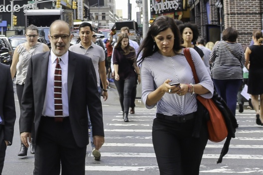 Ministro Valdés y la coordinora de mercado de capitales, Bernardita Piedrabuena, caminan hacia la sede de Chile Day en Nueva York.