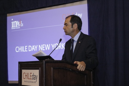 Presidente de Inbest, Alfredo Ergas, da la bienvenida a chilenos y extranjeros que participan en Chile Day.