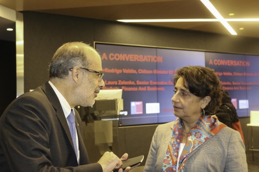 Ministro de Hacienda conversa con Jessica López, gerenta de BancoEstado, durante Chile Day en Nueva York.