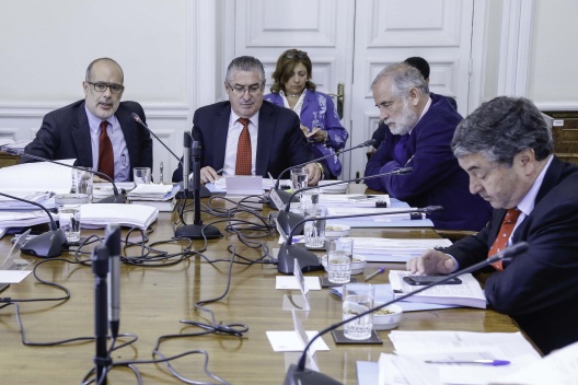 Ministro Valdés presenta propuesta para establecer una Comisión de Mercado Financiero ante la Comisión Mixta de diputados y senadores convocados para revisar el proyecto de ley que moderniza la Superintendencia de Valores y Seguros (SVS).