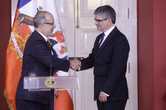 Ministro de Hacienda, Rodrigo Valdés, saluda a Mario Marcel, designado nuevo presidente del Banco Central.