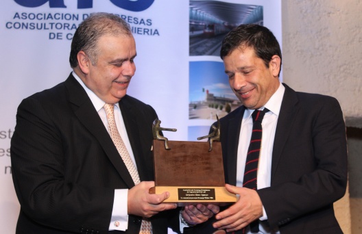 Subsecretario de Hacienda recibe el premio de la Asociación Gremial de Empresas Consultoras de Ingeniería (AIC). 