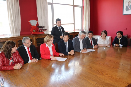  Subsecretario de Hacienda, Alejandro Micco; la senadora Carolina Goic; y el presidente de la Anfach, Marcelo Reyes, firman acuerdo. 