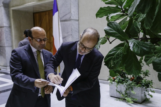 Rodrigo Valdés firma indicación presupuestaria junto a Felipe Cowley, asesor legislativo del Ministerio Secretaría General de la Presidencia.