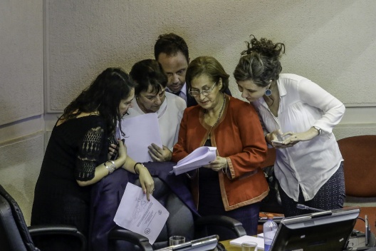 Ministra de Educación, Adriana Delpiano; subsecretaria de Educación, Valentina Quiroga; asesora legislativa de Hacienda, Macarena Lobos; dialogan con senadora Adriana Muñoz. 
