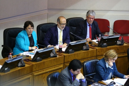 Ministros de Hacienda, Educación y Segpres asisten a discusión de informe de Comisión Mixta por Presupuesto 2017 en sala del Senado.