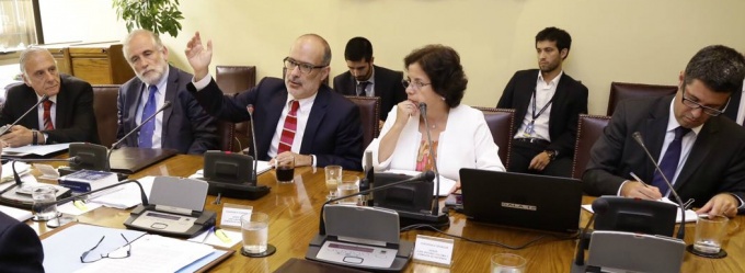Ministros de Hacienda y Minería abordan proyecto de ley para capitalizar Codelco en Comisión de Hacienda del Senado.