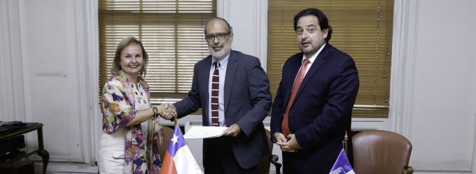 Ministro de Hacienda, Rodrigo Valdés, y titular de Energía, Andrés Rebolledo, firman el préstamo con la representante del BID en Chile, Carolyn Roberts. 