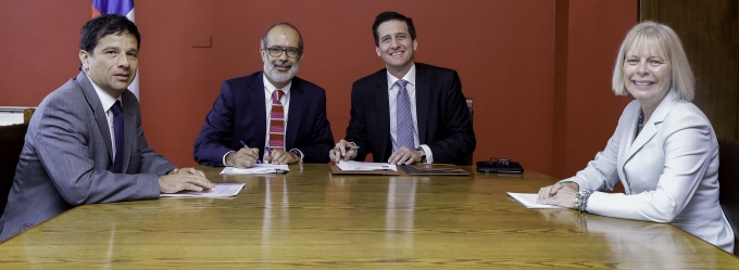 Ministro Valdés, subsecretario Micco, embajadora de EE.UU. y Jeffrey Kratz, CEO de Amazon Web Services Latinoamérica, firman convenio para potenciar uso de tecnología.
