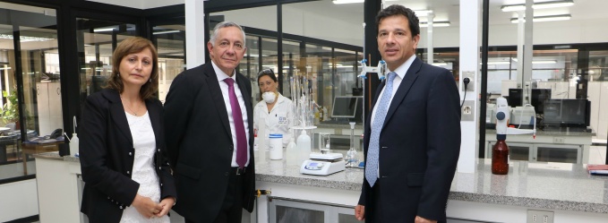 Subsecretario de Hacienda y Director Nacional de Aduanas visitan Laboratorio Químico del Servicio Nacional de Aduanas.