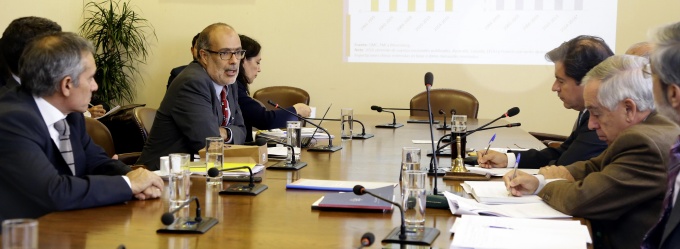 Ministro Valdés expone sobre productividad y crecimiento en la Comisión de Economía de la Cámara de Diputados.
