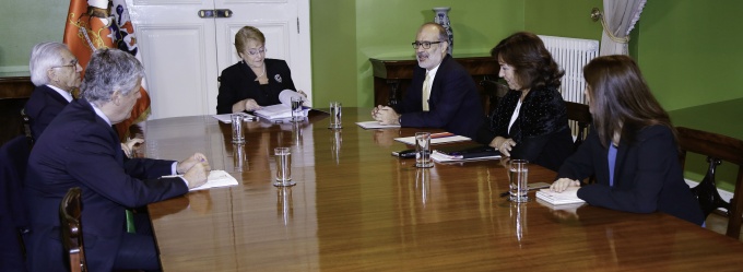 Ministros de Hacienda y Trabajo y Previsión Social entregan a la Presidenta Bachelet el informe de la Comisión Técnica de Pensiones.
