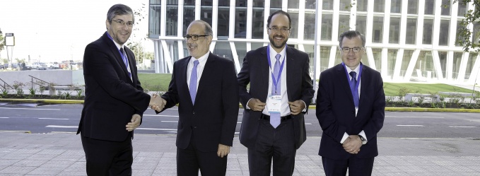 Ministro Valdés junto a superintendentes Macías y Pavez y Carlos Ramírez, presidente de AIOS, en seminario sobre sistemas de pensiones.