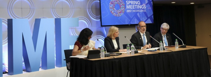Ministros de Finanzas de Chile y Suecia y economista jefe del Banco Mundial debaten sobre crecimiento inclusivo en las Reuniones de Primavera del FMI-BM.