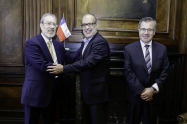 18 de abril: Ministro Valdés aborda propuesta de reforma de pensiones con Osvaldo Macías,   Superintendente del ramo, y Pablo Antolín, jefe de la unidad de pensiones OCDE.