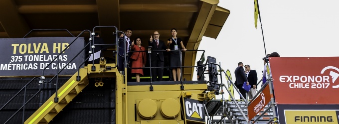 Ministros de Hacienda y Minería conocen camión minero gigante con capacidad de 375 toneladas de carga en visita a feria Exponor 2017.