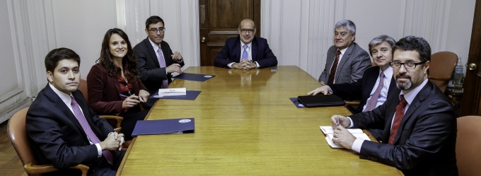 Ministro de Hacienda, Rodrigo Valdés, junto a los integrantes del Consejo Fiscal Asesor (CFA).