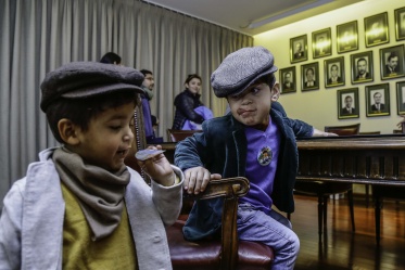 Menores disfrutan del Día del Patrimonio en el Ministerio de Hacienda.