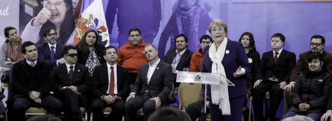 Alejandro Micco acompaña a la Presidenta de la República, Michelle Bachelet, en una visita a la empresa a Dimerc S.A.