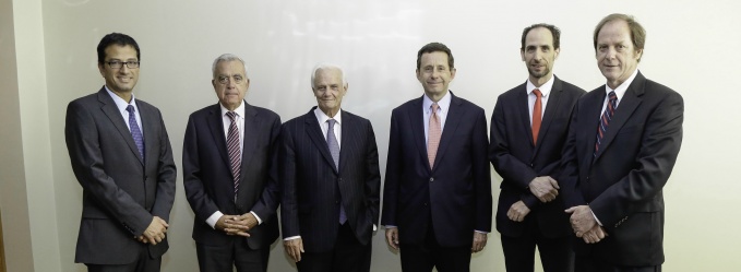 El Comité Financiero está integrado por José De Gregorio (presidente), Cristián Eyzaguirre (vicepresidente), Ricardo Budinich, Jaime Casassus, Martín Costabal e Igal Magendzo.