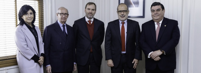 Ministro de Hacienda se reúne con los representantes del capítulo chileno de ABAC.