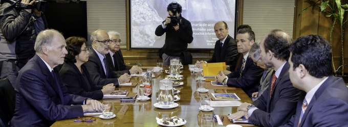 Ministros de Hacienda y Minería asisten a junta extraordinaria de accionistas de Codelco.