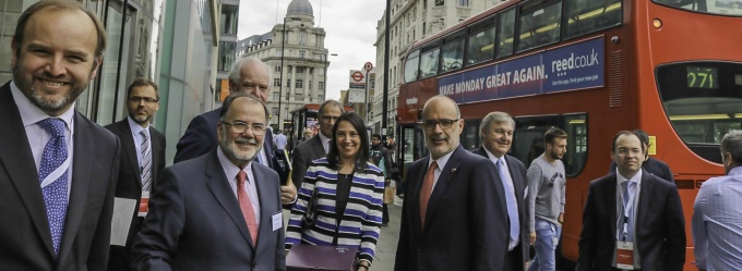 Ministro de Hacienda, embajadores Fiona Clouder y Rolando Drago y ejecutivos que asisten a Chile Day 2017 visitan bolsa de metales de Londres.