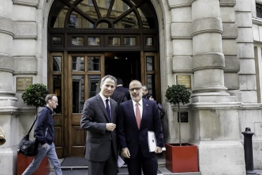 Ministro de Hacienda, Rodrigo Valdés, junto a Rolando Drago, embajador de Chile en el Reino Unido, durante Chile Day en Londres.