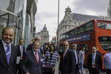Ministro de Hacienda junto a embajadores Clouder y Drago y ejecutivos de Inbest posan en calle de Londres en visita a Bolsa de Metales.