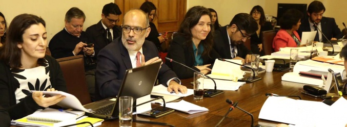 Ministro de Hacienda aborda el proyecto de ley sobre Educación Superior en la Comisión de Hacienda de la Cámara de Diputados.