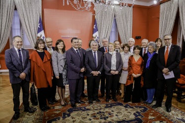 2 de junio: Ministro Valdés y Presidenta de la República posan junto a rectores de Universidades Estatales al concluir la ceremonia de firma del proyecto de ley que las fortalece.
