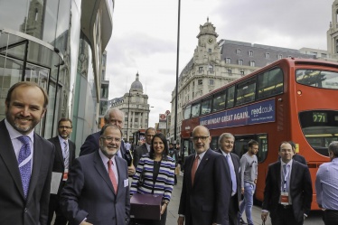 29 de junio: Ministro Valdés, embajadores Fiona Clouder y Rolando Drago junto a ejecutivos Inbest que asisten al ChileDay visitan la Bolsa de Metales de Londres.