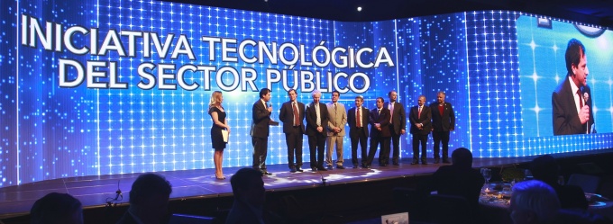 Subsecretario de Hacienda, Alejandro Micco, recibe galardón durante Cena de la Industria Fedit.