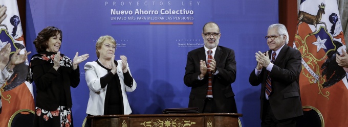 Ministro de Hacienda, Rodrigo Valdés, acompaña a la Presidenta de la República, Michelle Bachelet, en la firma del proyecto de ley que crea un nuevo ahorro colectivo, en el marco de la Reforma al Sistema de Pensiones